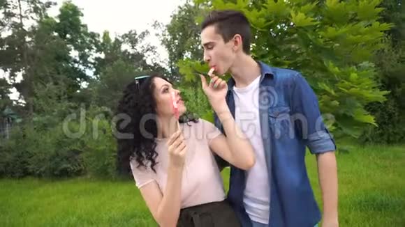 十几岁的夫妇吃棒棒糖视频的预览图