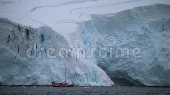 游艇在一个大冰川的背景下矗立在水里安德列夫视频的预览图