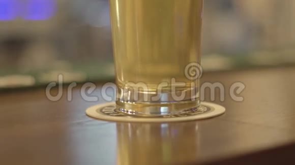 桌子上端着一杯啤酒视频的预览图