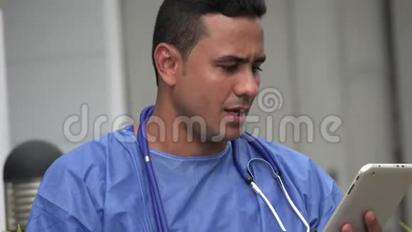严重的西班牙男性外科医生与片剂视频的预览图
