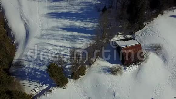 雪下高山牧场的鸟瞰图视频的预览图