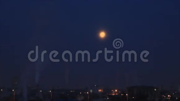 月光在黎明时融化视频的预览图