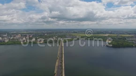 夏日两个部分的大江分割城市迷人景观视频的预览图