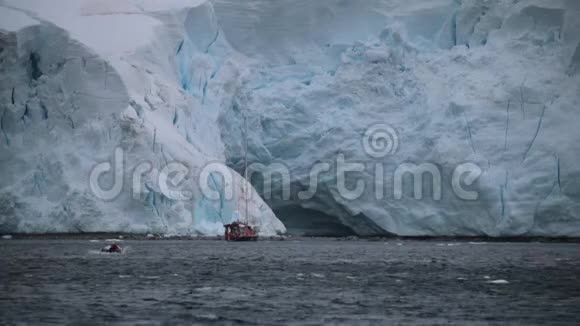 一艘橡皮船在冰川附近的游艇上航行视频的预览图