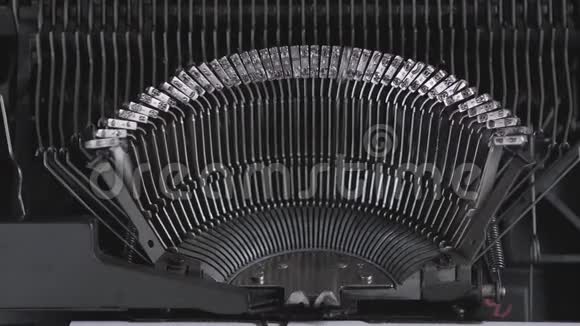一台旧打字机的细节30年代的机器视频的预览图