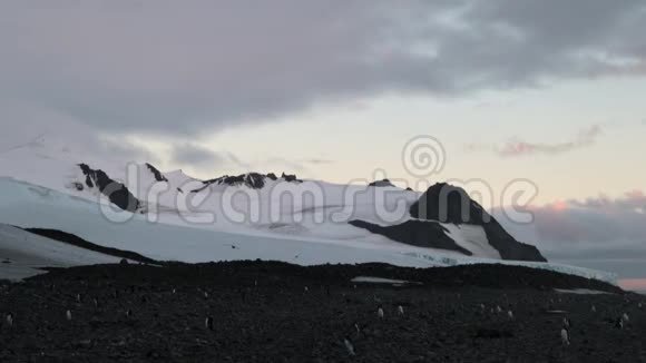群山覆盖着厚厚的一层雪安德列夫视频的预览图