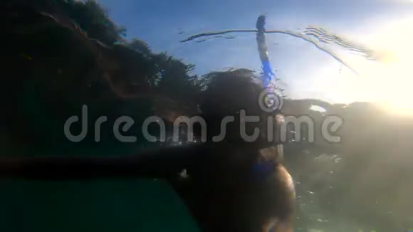 超高密度慢动作水下射击一名男子在海上浮潜在一个特洛伊岛视频的预览图