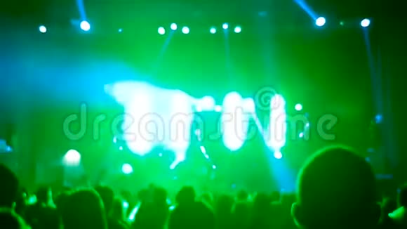 激光表演音乐会上的模糊场面视频的预览图
