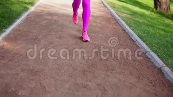 跑步的女人在公园里跑步在户外锻炼站起来稳定射击女运动员训练视频的预览图