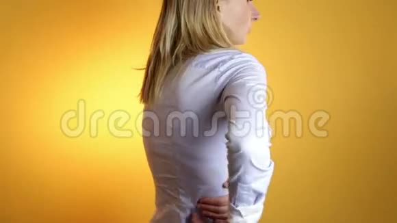 一个背着腰疼的女人视频的预览图