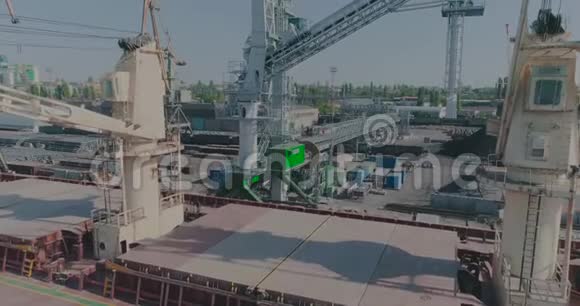 港口的货船海港的大型船只和起重机从空中俯瞰大型工业港口的全景视频的预览图