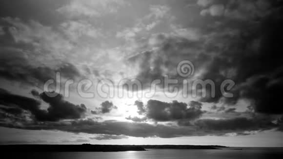 黑色和白色的风景在时间推移与乌云和太阳在傍晚在日落之前上面的肋骨与尖端视频的预览图