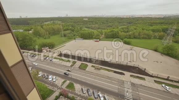 从莫斯科郊区建筑高度看绿色弥撒城市运动五月春天视频的预览图