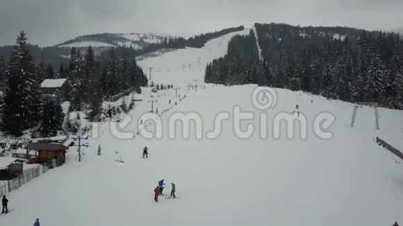 乘坐喀尔巴阡山滑雪缆车滑雪场的空中景观视频的预览图