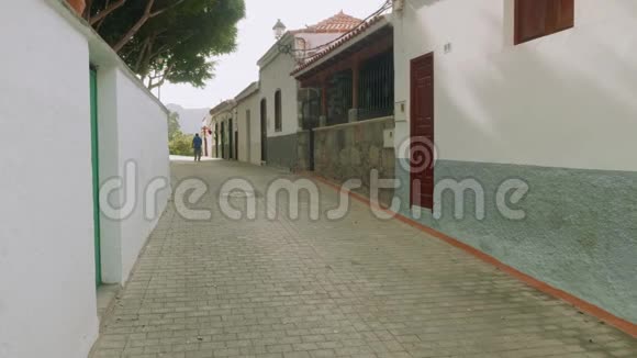 法塔加白色建筑物之间的道路景观视频的预览图