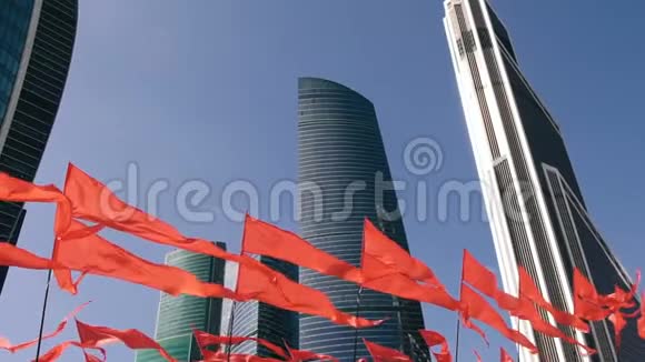 莫斯科摩天大楼慢动作带着飘扬的红旗的豪华商业区视频的预览图