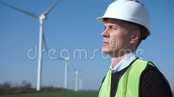 强大的工程师对抗风力涡轮机视频的预览图