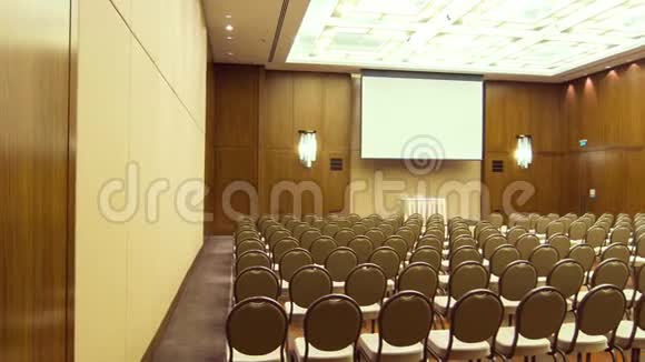宽敞的会议厅椅子成排摆放视频的预览图