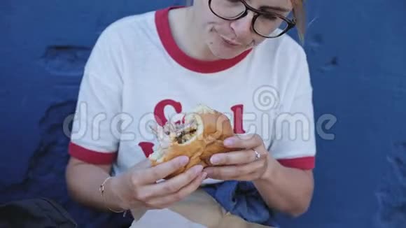 年轻女性吃一个大汉堡视频的预览图