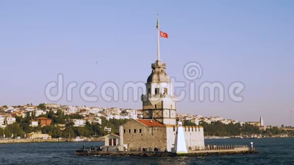 土耳其伊斯坦布尔博斯普鲁斯海少女塔景景慢移视频的预览图