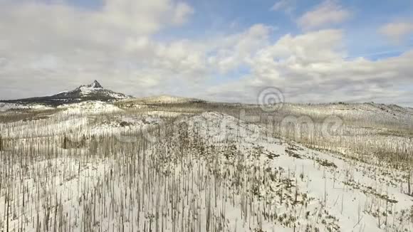 三层杰克独特的形状更新世火山梯级山脉俄勒冈州视频的预览图