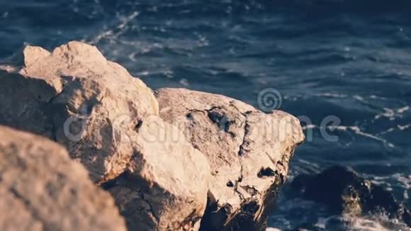 海浪拍打石滩的缓慢运动视频的预览图