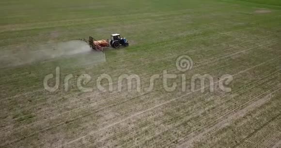 农民在拖拉机上用喷雾器做肥料视频的预览图