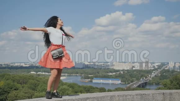 快乐少女在城市背景下自拍视频的预览图