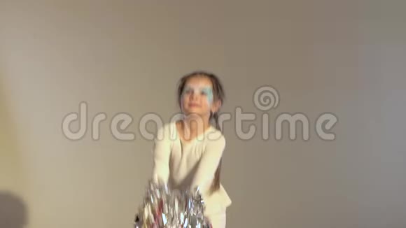 儿童跳跃和投掷银罐的慢动作视频的预览图