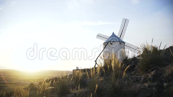 西班牙卡斯蒂利亚拉曼查托莱多省康塞格雷的风车侧景视频的预览图
