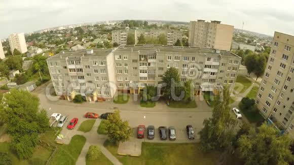 住宅小区与利达的房屋白俄罗斯空中摄影视频的预览图