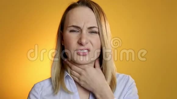 带黄背景的咽痛服药的患病妇女视频的预览图