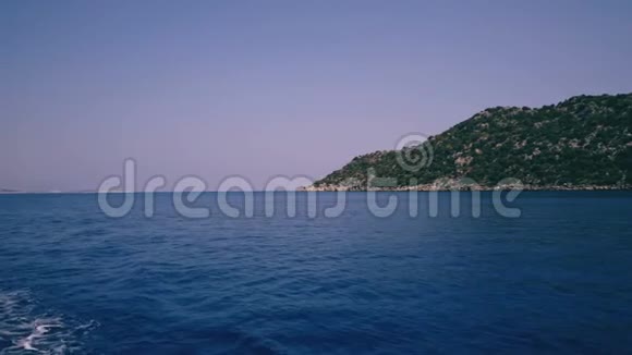 地中海沿岸和浮船上的山脉景观视频的预览图