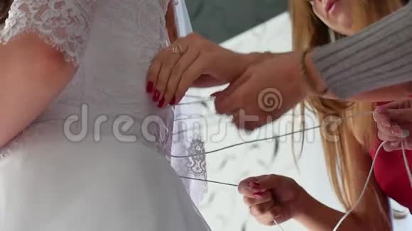 新娘穿上婚纱帮新娘穿上婚纱新娘穿上婚纱结婚的概念视频的预览图