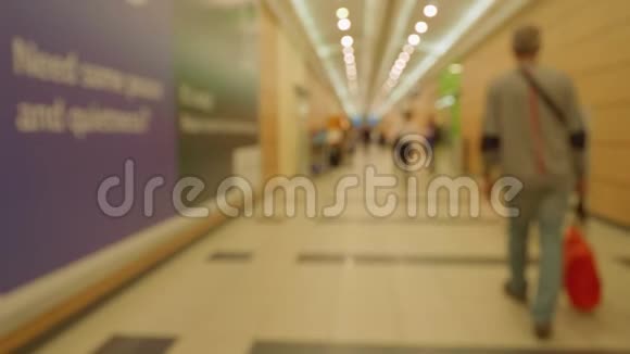 走廊里的人和机场里的商店视频的预览图