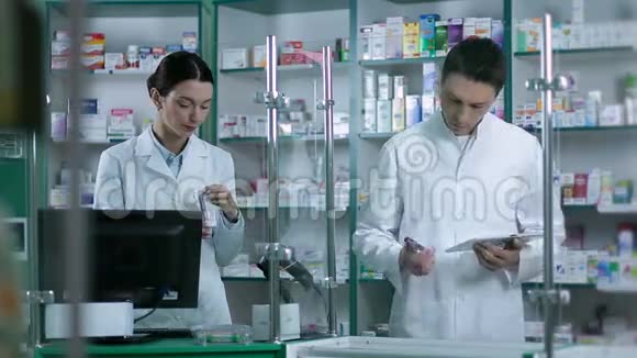 两名药剂师在药店工作视频的预览图