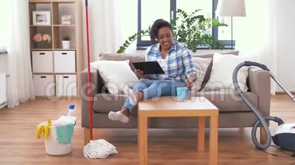 女用平板电脑在家清洁后休息视频的预览图
