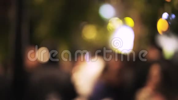 托莱多的模糊音乐节四处走动的人夜晚视频的预览图