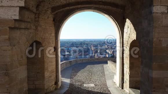 贝加莫意大利古老的城镇旧门上的景观名为圣贾科莫门和下城视频的预览图