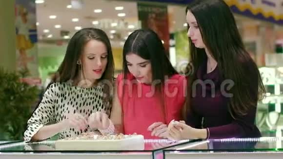 在购物中心寻找戒指的女性朋友的画像视频的预览图