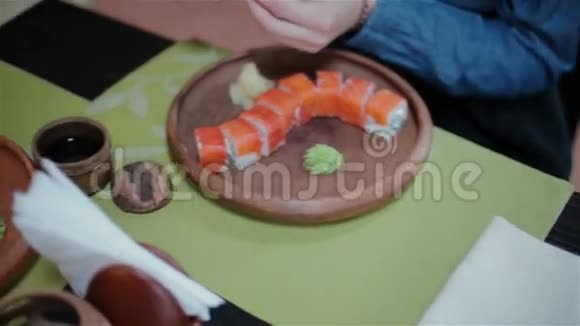 两个女孩吃寿司视频的预览图