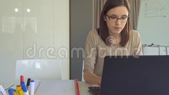 办公室笔记本电脑上的女孩类型视频的预览图