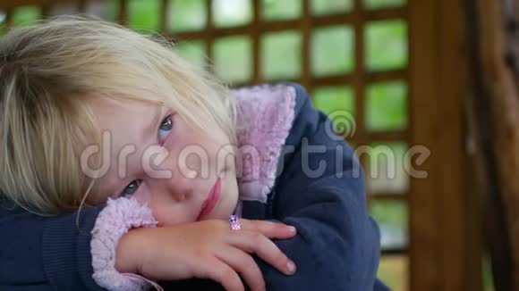 小女孩在凉亭里哭秋天的雨天视频的预览图