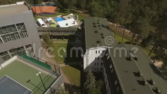 设有网球场游泳池和运动场的休闲区视频的预览图
