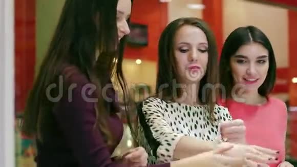 三位迷人的女性朋友在珠宝店购物的画像视频的预览图