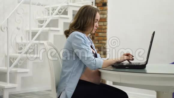 孕妇在产假期间从事业务视频的预览图