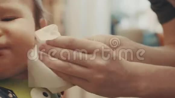 喂奶后有人擦婴儿的嘴视频的预览图