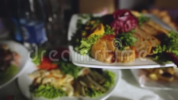 在豪华餐厅缓慢举行宴会提供最好的服务和美味的食物视频的预览图