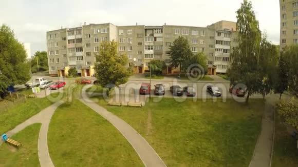 住宅小区与利达的房屋白俄罗斯空中摄影视频的预览图