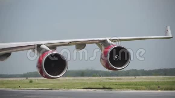 起落架上的飞机轮运动模糊飞机机库上的飞机轮飞机轮喷气式飞机视频的预览图